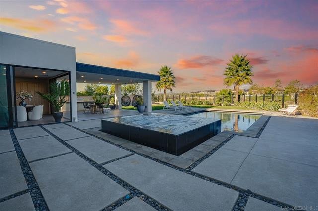 Luxury Single-story Smart Home Luxury Single-story Smart Home