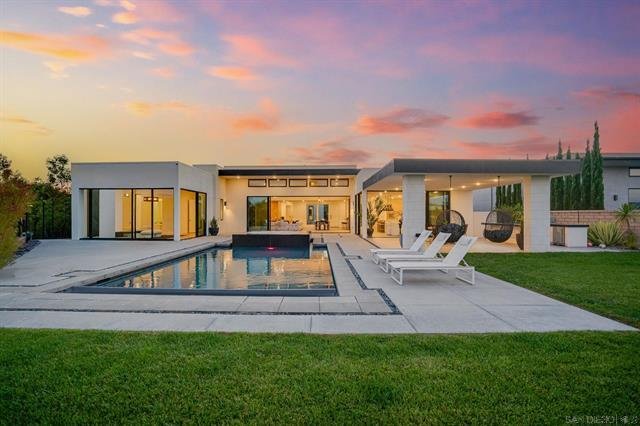 Luxury Single-story Smart Home Luxury Single-story Smart Home