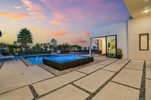 Luxury Single-story Smart Home Luxury Single-story Smart Home