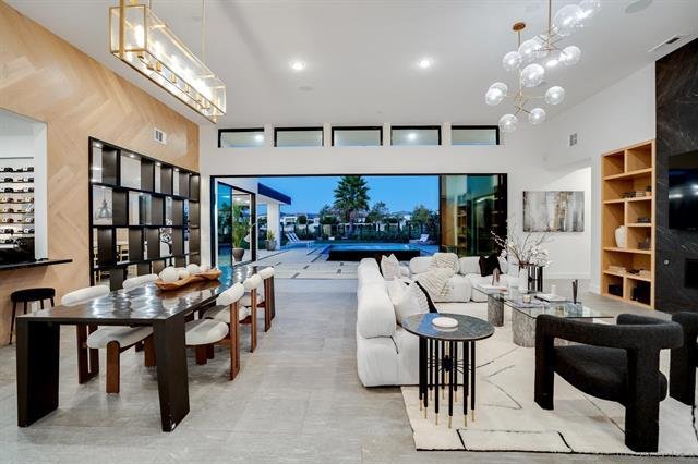 Luxury Single-story Smart Home Luxury Single-story Smart Home