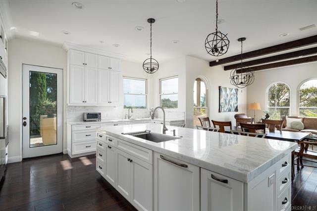 Estate with Breathtaking 360-degree Views