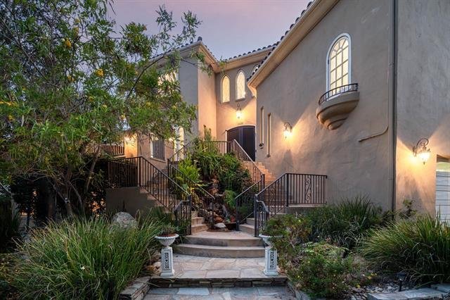 Estate with Breathtaking 360-degree Views