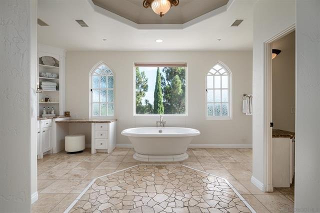 Estate with Breathtaking 360-degree Views